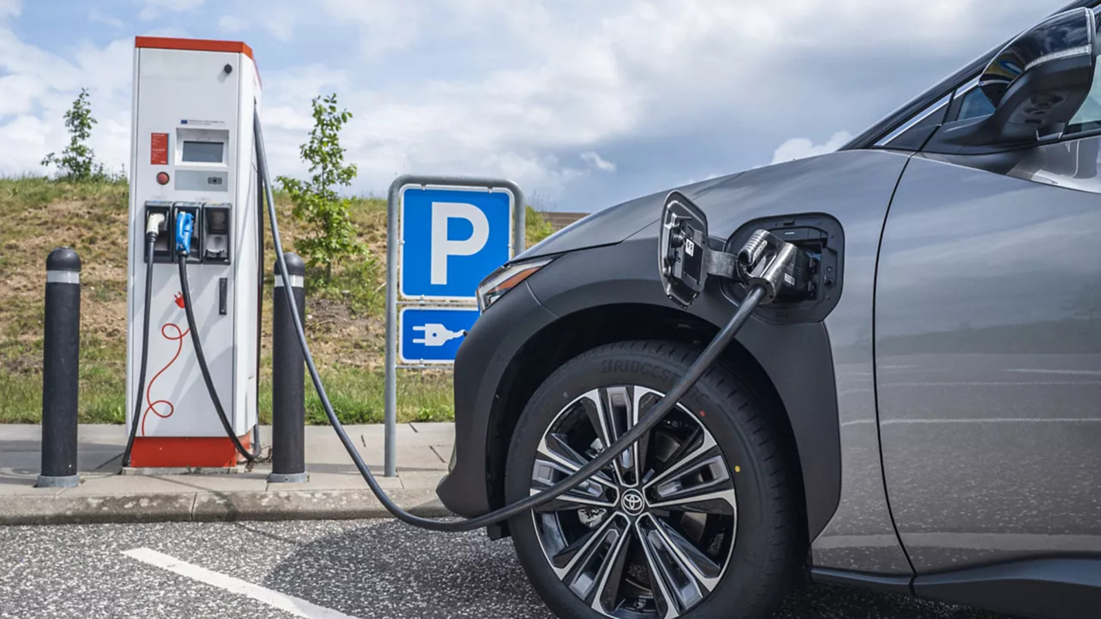 ładowanie samochodu elektrycznego