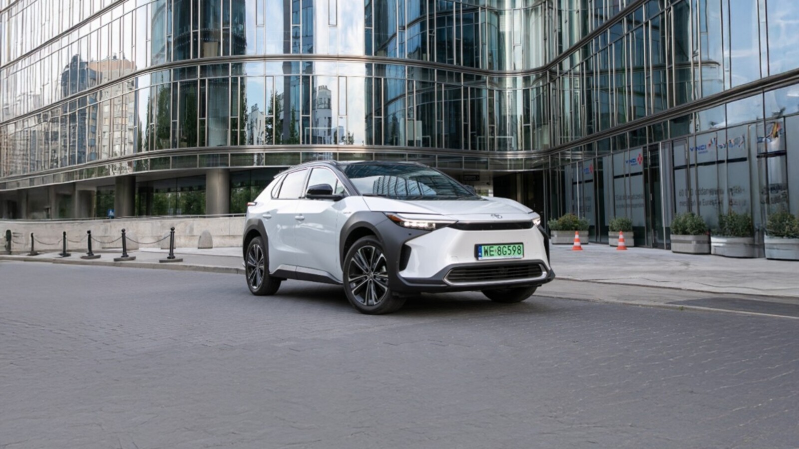 elektryczny suv toyota bZ4X